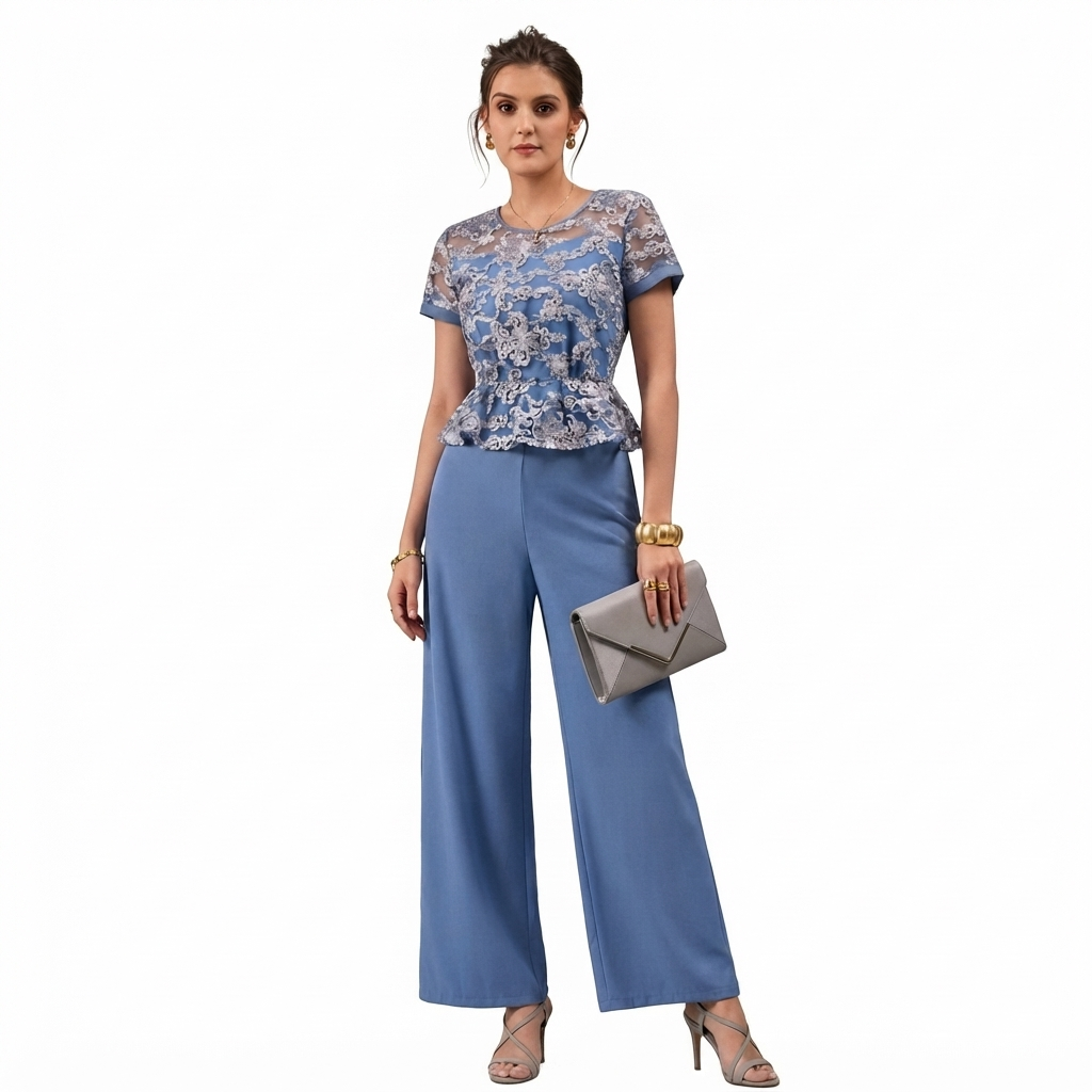 Modelo sonriente vistiendo un vestido midi Ibravacr azul cielo con estampado floral y escote en V.