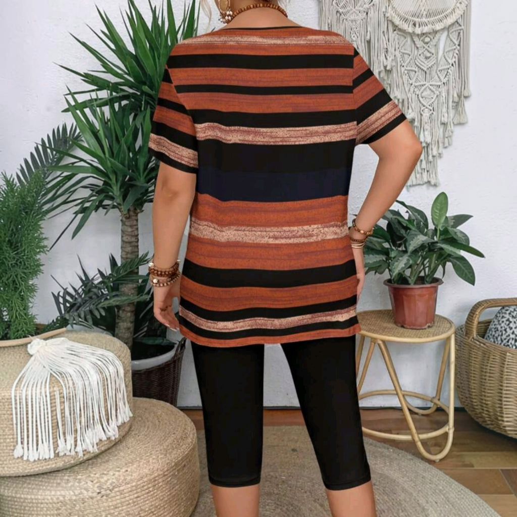 Vista trasera de una blusa Ibravacr de manga corta con rayas horizontales en tonos tierra y negro sobre leggings negros.