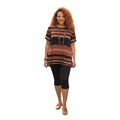 Modelo vistiendo blusa Ibravacr de manga corta con rayas horizontales en tonos tierra y negro con leggings negros