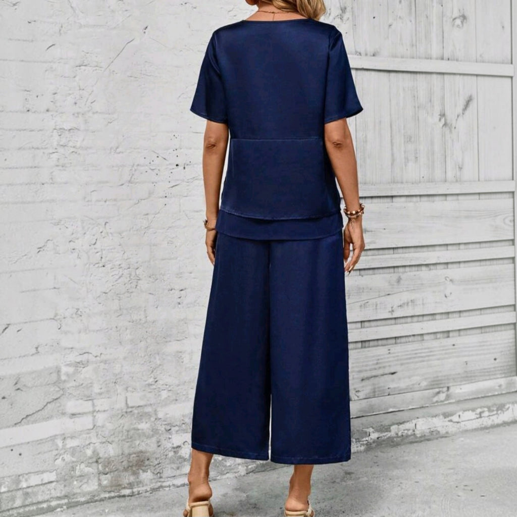 Vista trasera de conjunto Ibravacr azul marino con blusa de manga corta y pantalones de pierna ancha