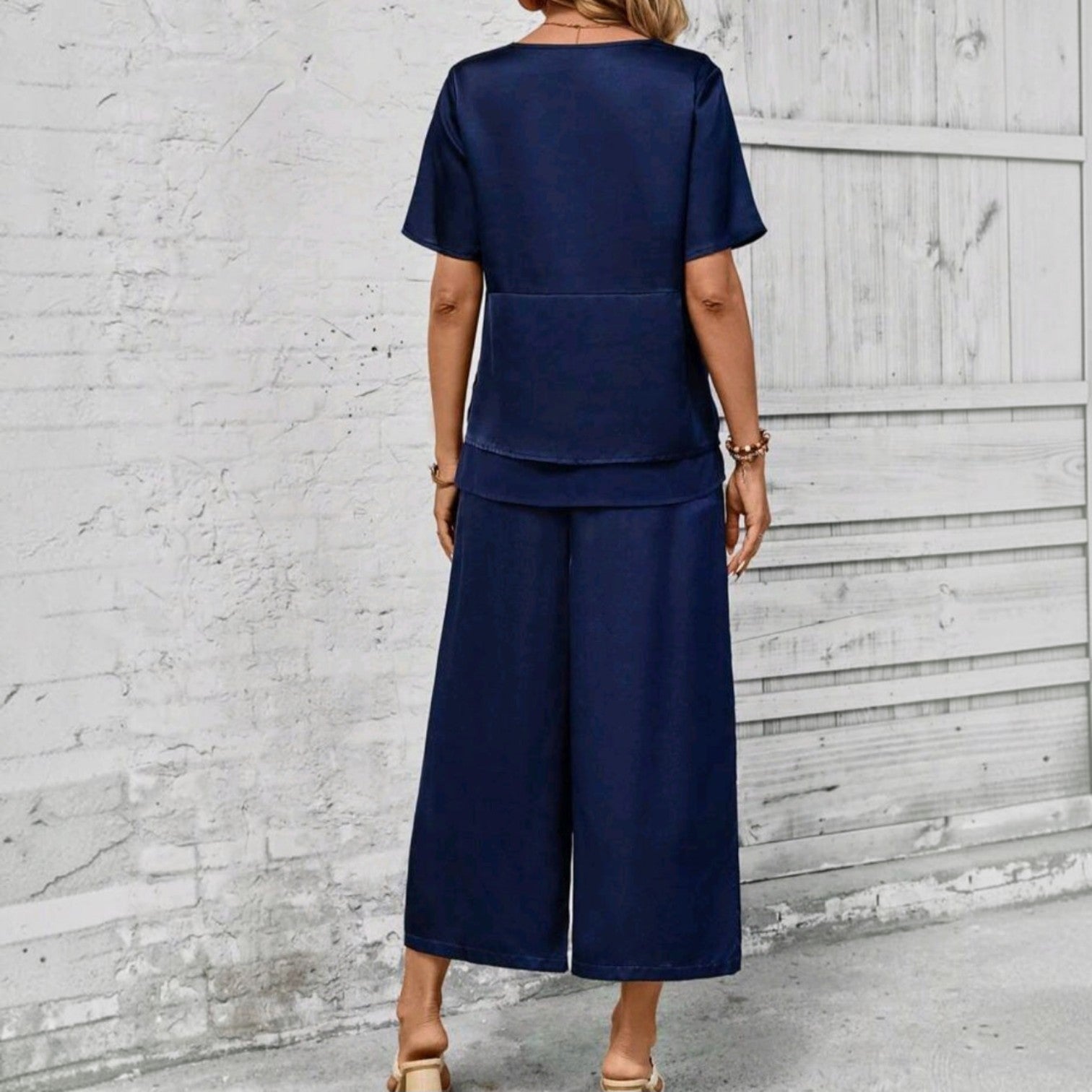 Vista trasera de conjunto Ibravacr azul marino con blusa de manga corta y pantalones de pierna ancha