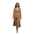 Mujer vistiendo conjunto Ibravacr color camel con blazer entallado y falda midi plisada elegante para oficina