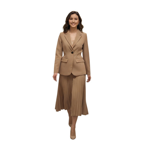 Mujer vistiendo conjunto Ibravacr color camel con blazer entallado y falda midi plisada elegante para oficina