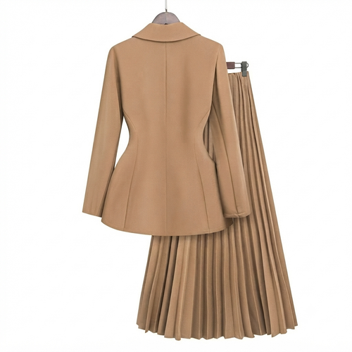 Conjunto Ibravacr de blazer entallado y falda midi plisada en color camel, vista trasera sobre fondo blanco.