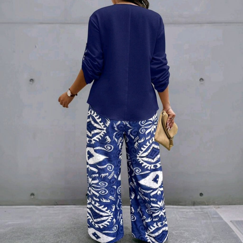 Vista trasera de conjunto Ibravacr con blusa azul marino de manga larga y pantalones de pierna ancha con estampado étnico