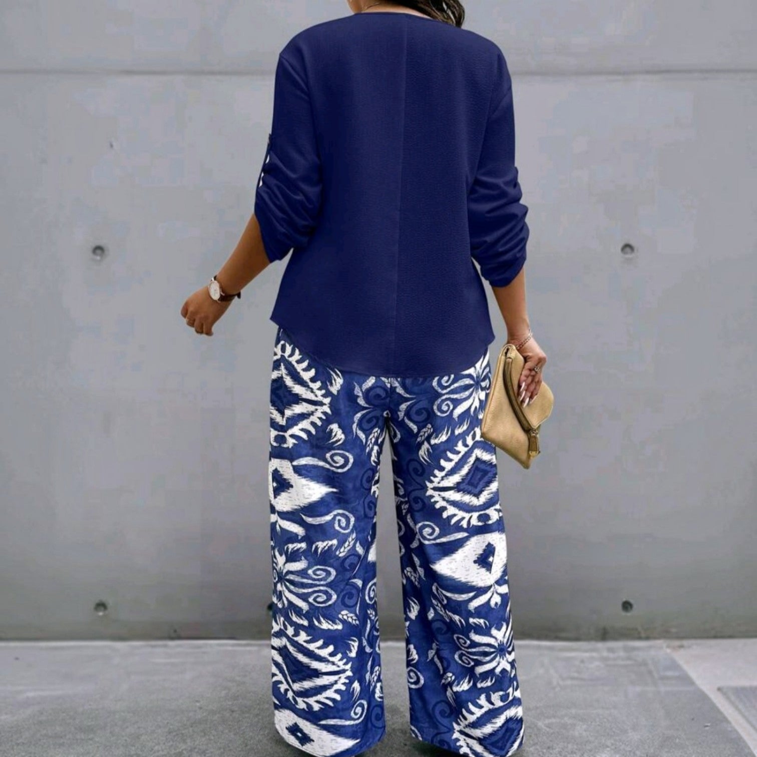 Vista trasera de conjunto Ibravacr con blusa azul marino de manga larga y pantalones de pierna ancha con estampado étnico