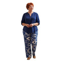Mujer con conjunto Ibravacr de blusa azul marino con cuello en V y pantalones de pierna ancha con estampado étnico.