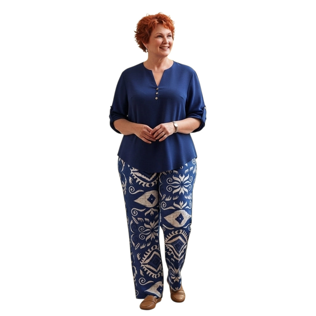Mujer con conjunto Ibravacr de blusa azul marino con cuello en V y pantalones de pierna ancha con estampado étnico.
