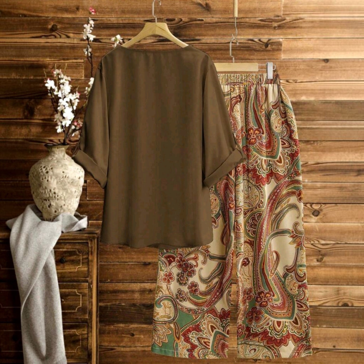 Conjunto de dos piezas Ibravacr con blusa café de manga tres cuartos y pantalones holgados con estampado paisley.