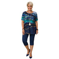 Modelo con conjunto Ibravacr de blusa estampada abstracta azul y dorada con pantalones capri azul marino