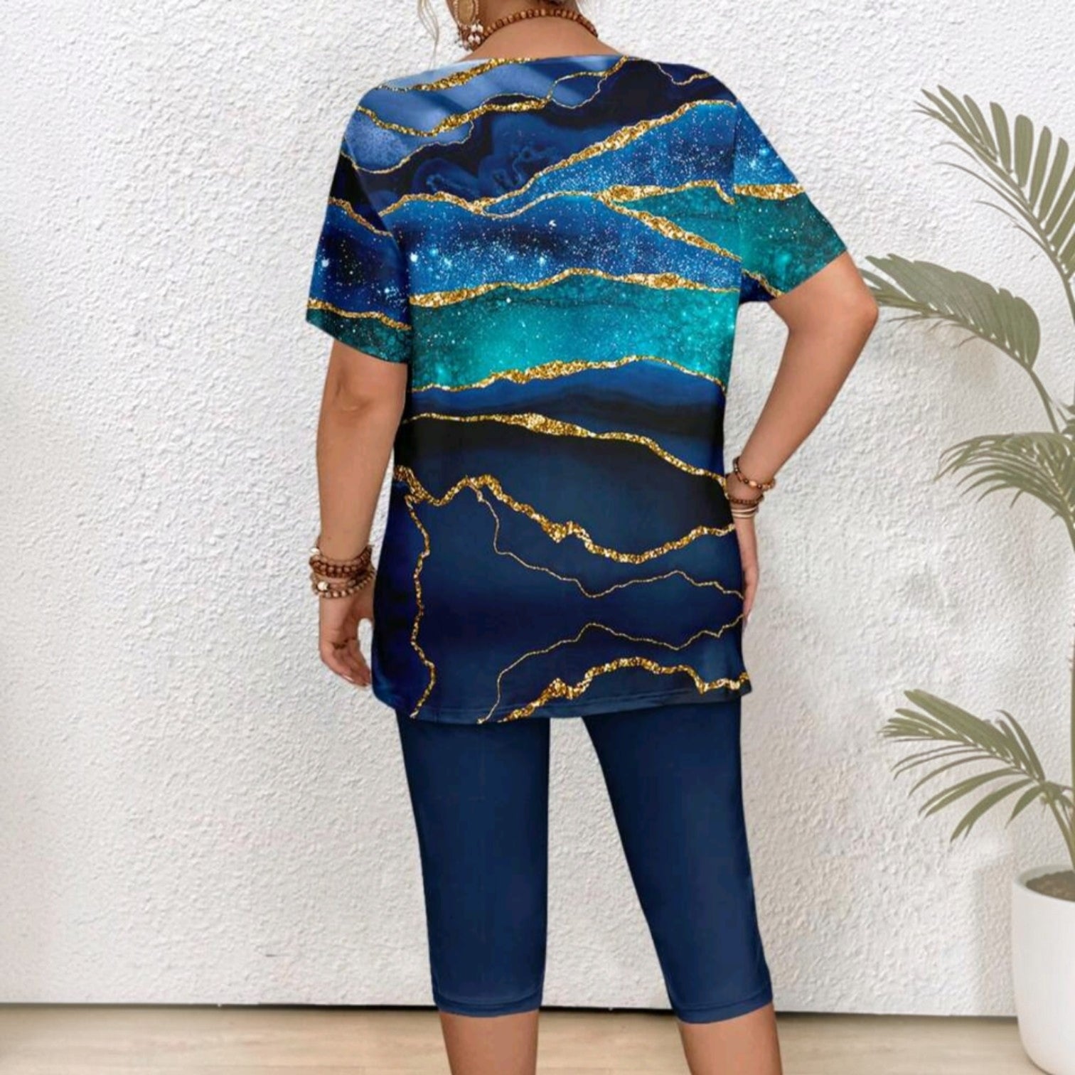 Conjunto Ibravacr de blusa con estampado abstracto azul y dorado y pantalones capri azules para mujer