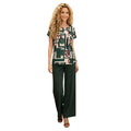 Modelo rubia con conjunto Ibravacr de blusa estampada geométrica y pantalón verde de pierna ancha
