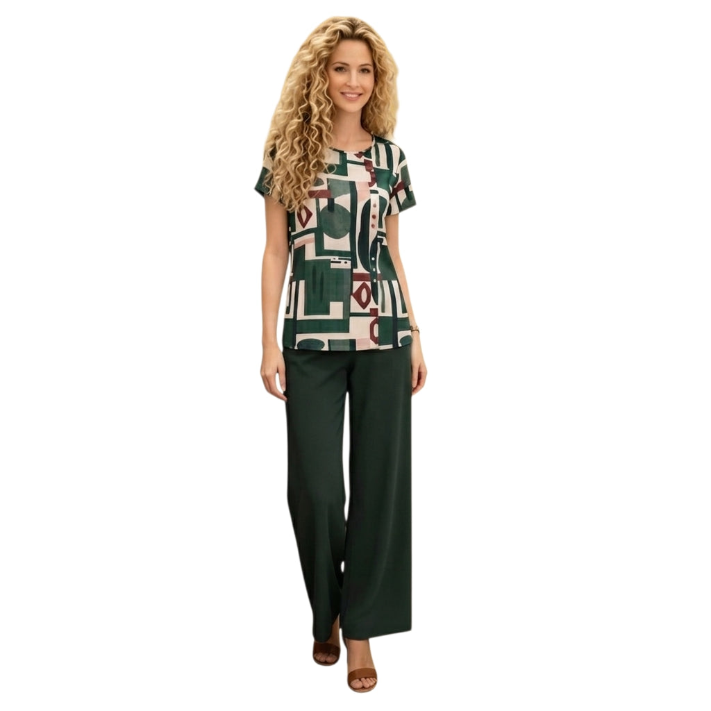 Modelo rubia con conjunto Ibravacr de blusa estampada geométrica y pantalón verde de pierna ancha