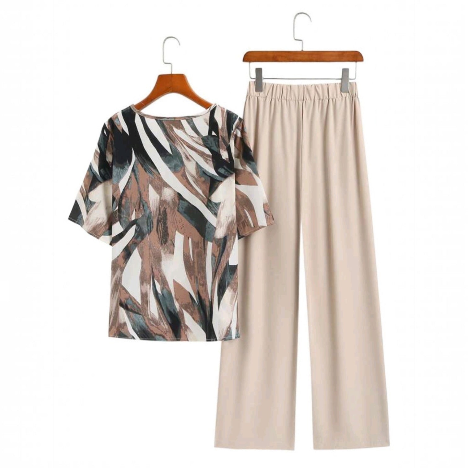 Conjunto de dos piezas Ibravacr con blusa de manga corta estampada abstracta y pantalón beige de corte recto