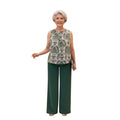Mujer madura vistiendo conjunto Ibravacr de blusa sin mangas con estampado botánico y pantalones verde bosque anchos.