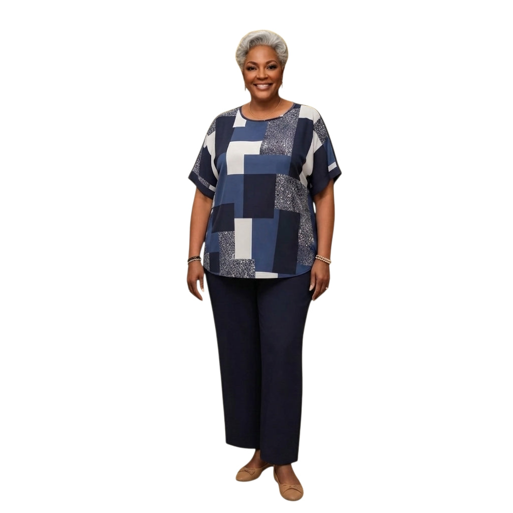 Mujer madura vistiendo conjunto Ibravacr de blusa con estampado geométrico azul y pantalón recto azul marino.