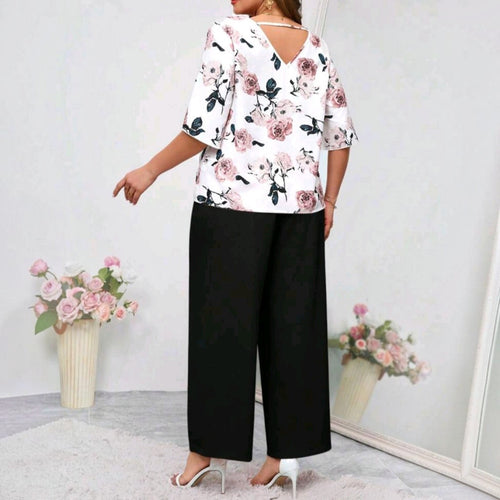 Conjunto Ibravacr de blusa blanca con estampado floral y escote en V en la espalda con pantalón negro de corte recto.