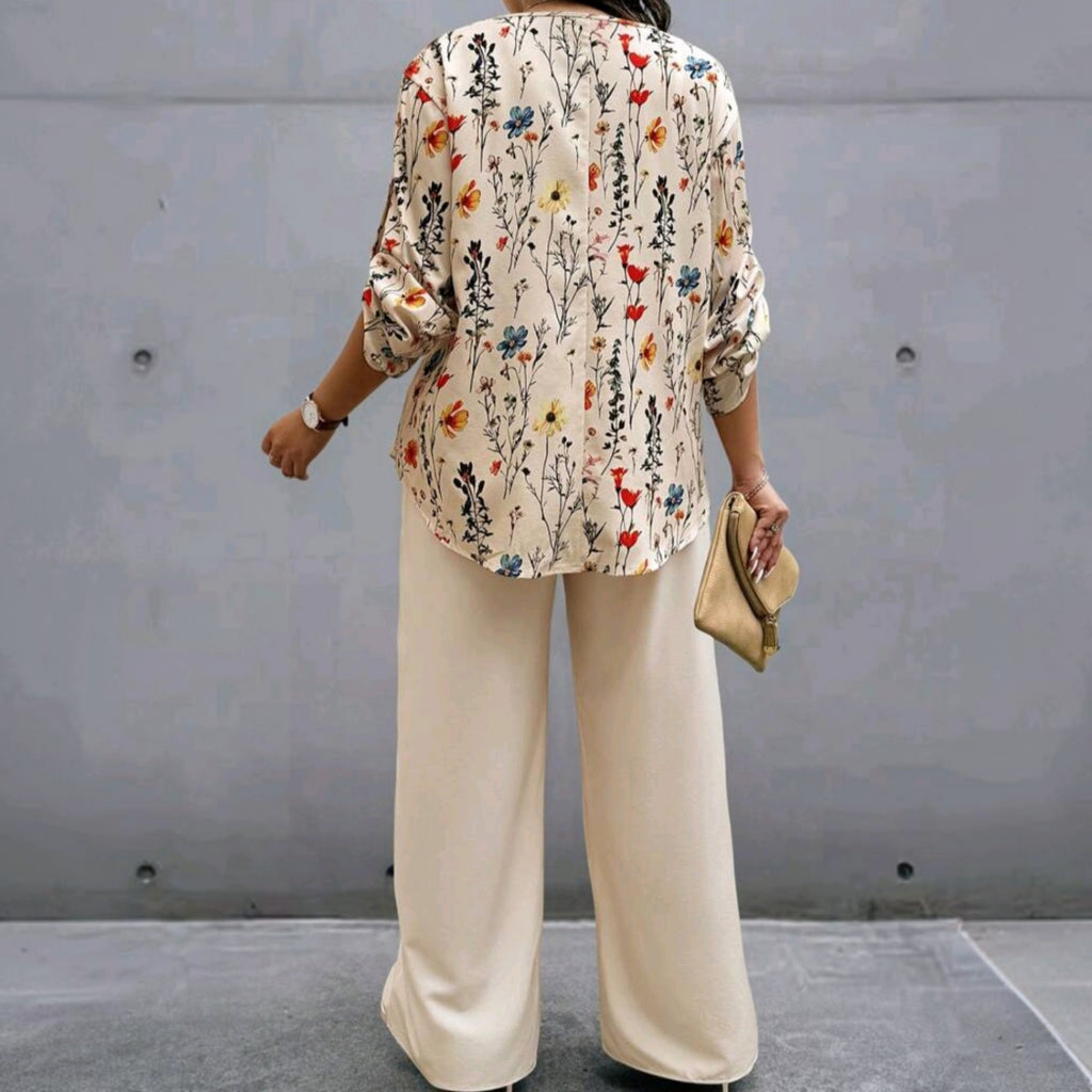 Vista posterior de conjunto Ibravacr con blusa floral de manga tres cuartos y pantalones de pierna ancha color crema
