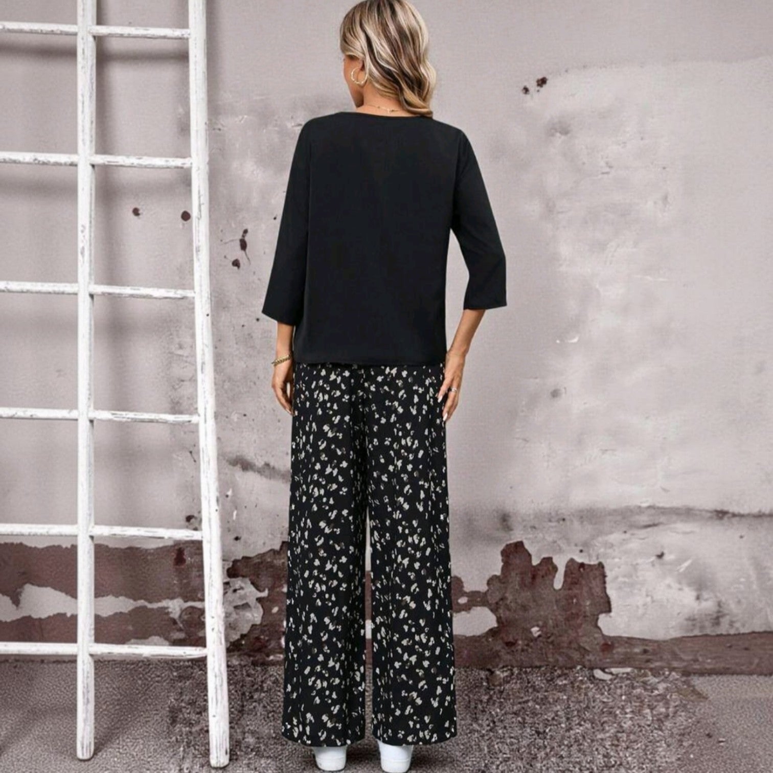 Conjunto Ibravacr de blusa negra de manga tres cuartos y pantalones de pierna ancha con estampado abstracto