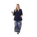 Modelo luciendo conjunto Ibravacr de blusa azul marino con cuello en V y pantalón de pierna ancha con estampado paisley