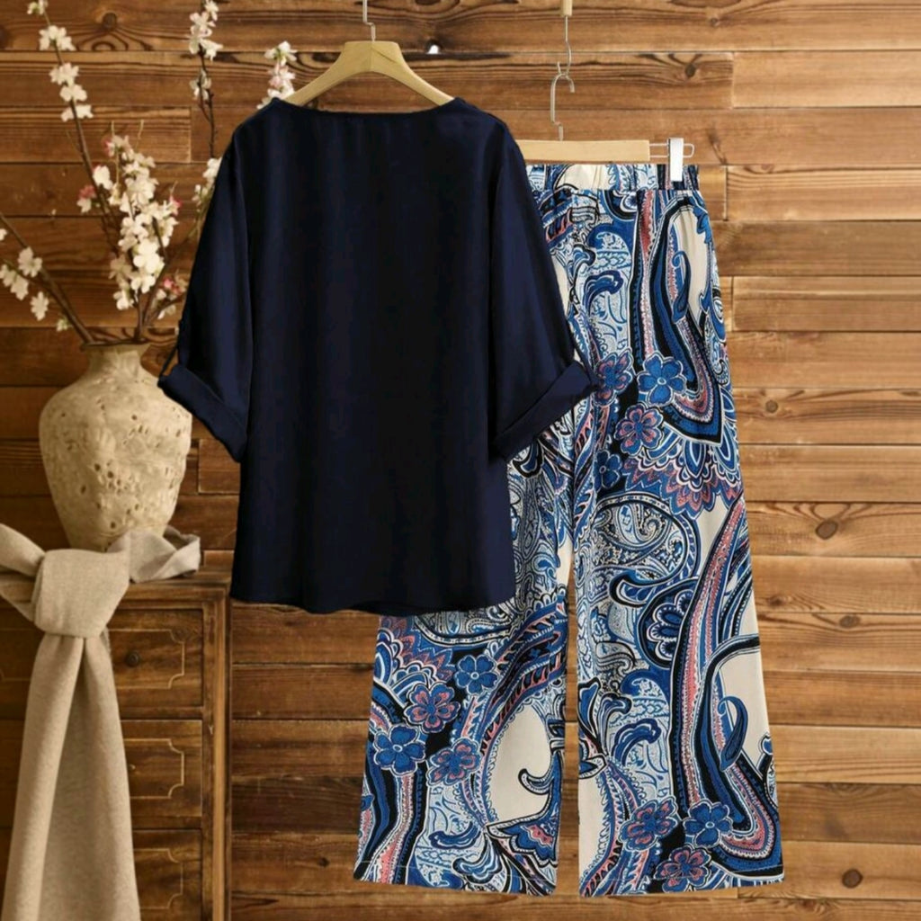 Conjunto Ibravacr de blusa azul marino con mangas tres cuartos y pantalón de pierna ancha con estampado paisley