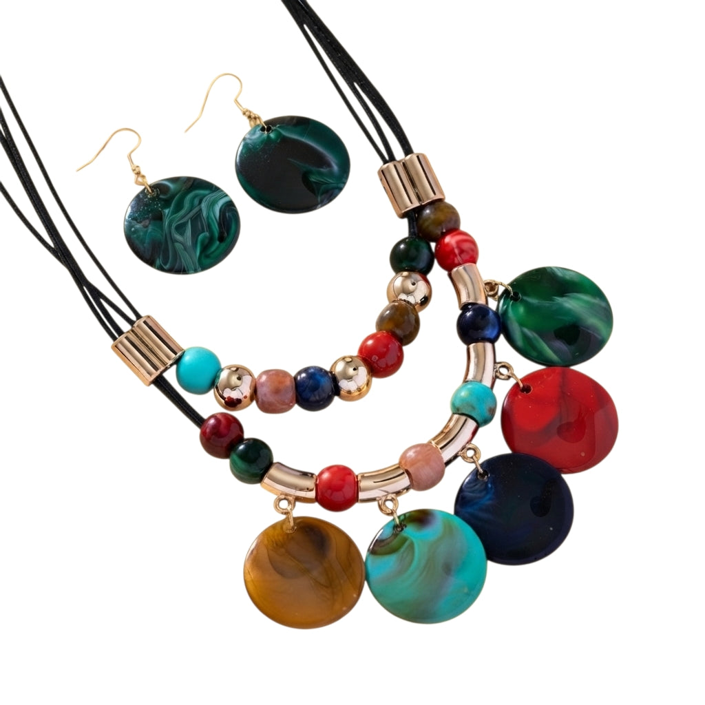 Conjunto de collar y aretes Ibravacr con cuentas de resina multicolor, detalles dorados y diseño de doble capa.
