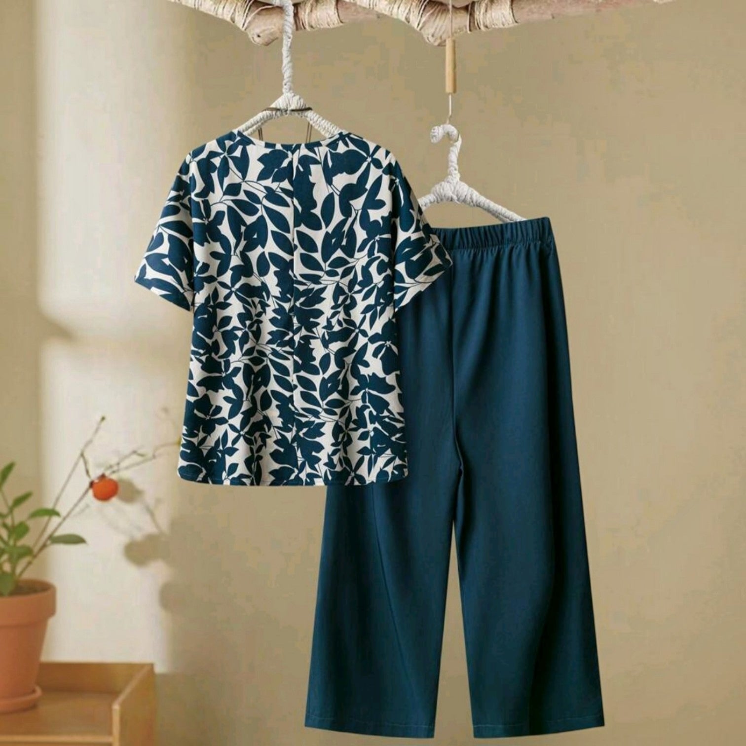 Conjunto Ibravacr de dos piezas con blusa de estampado botánico azul y crema y pantalón recto azul petróleo