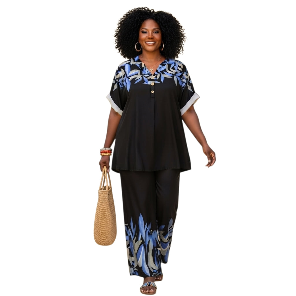 Modelo sonriente vistiendo conjunto Ibravacr de dos piezas negro con estampado botánico azul, blusa polo y pantalón