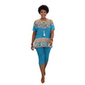 Modelo con conjunto Ibravacr de dos piezas azul turquesa con estampado étnico, blusa holgada y pantalones capri.