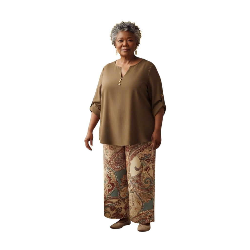 Mujer madura vistiendo conjunto Ibravacr de blusa café con cuello en V y pantalones holgados con estampado paisley.