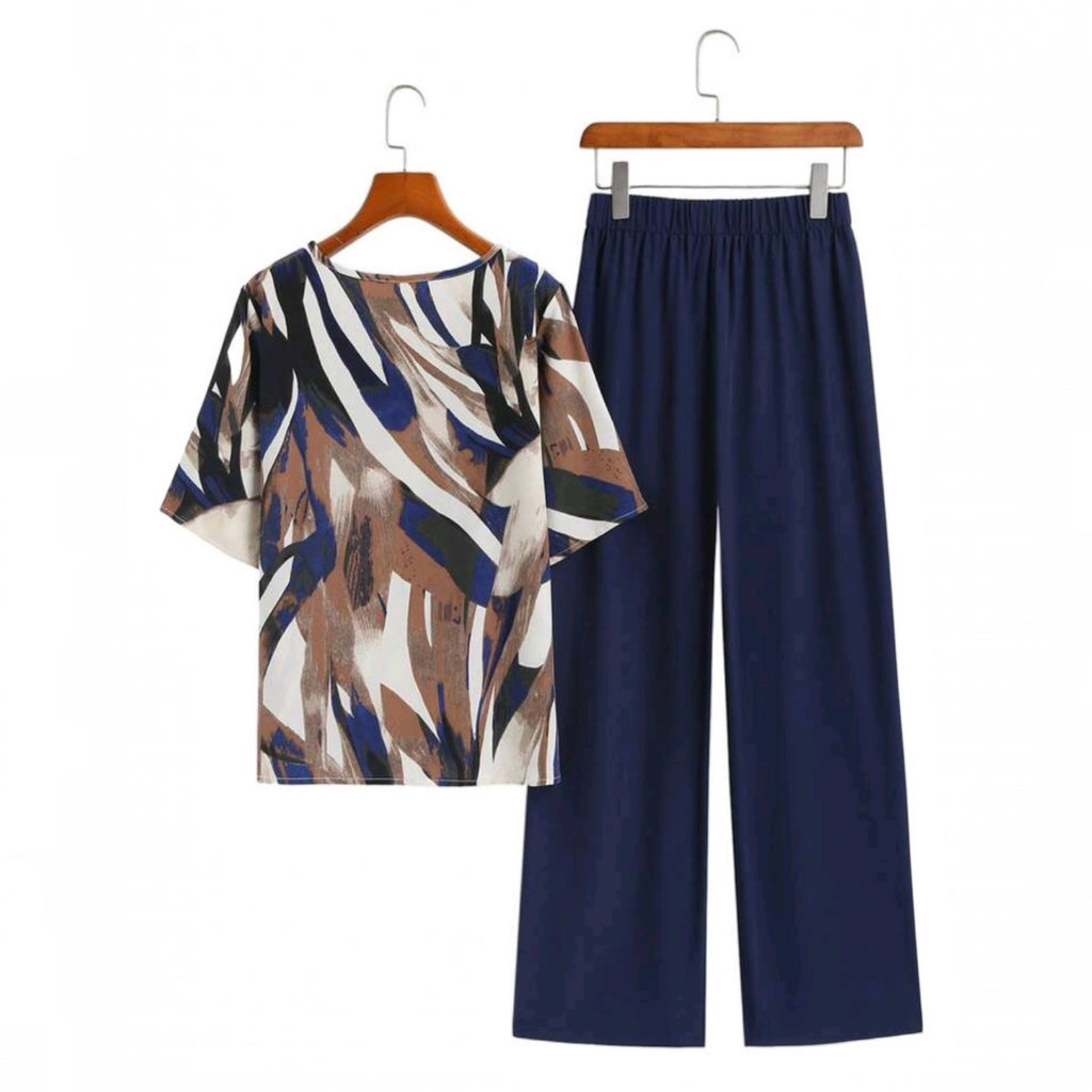 Conjunto Ibravacr de dos piezas con blusa de estampado abstracto en tonos tierra y pantalón azul marino de corte recto.