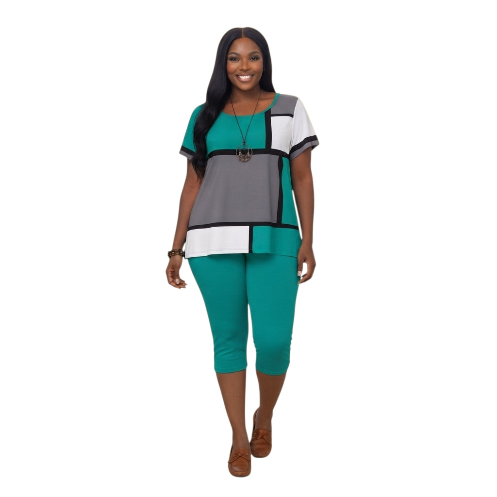 Modelo sonriente vistiendo conjunto Ibravacr de blusa geométrica verde, gris y blanca con pantalón capri verde sólido