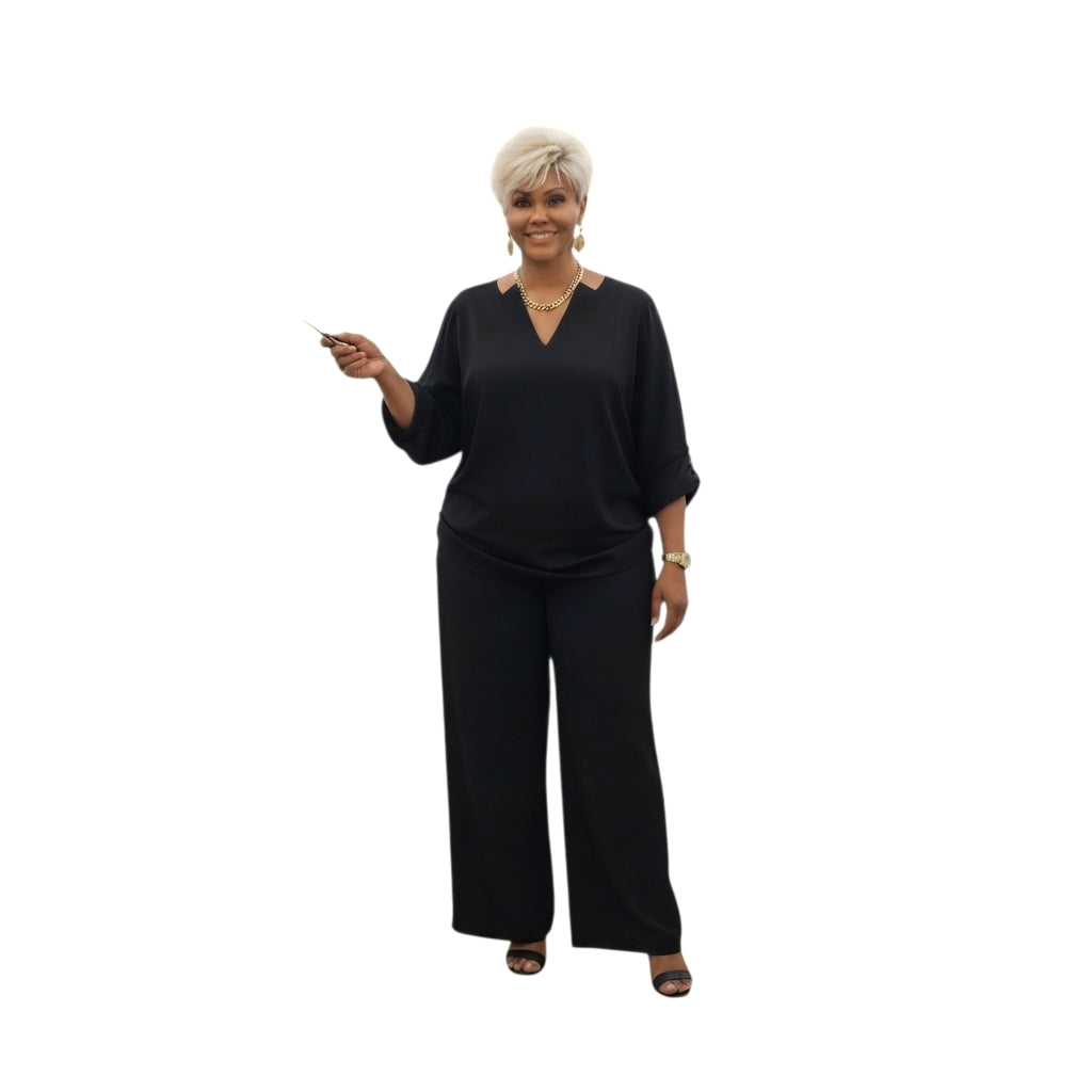 Modelo con conjunto Ibravacr de dos piezas negro, blusa con escote en V y pantalón de pierna ancha fluido