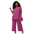 Modelo con conjunto Ibravacr de dos piezas púrpura, blusa holgada y pantalones anchos de tejido ligero y texturizado.