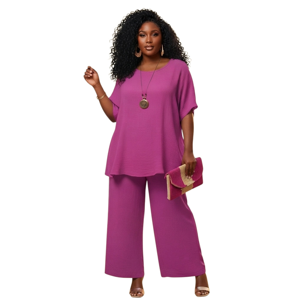 Modelo con conjunto Ibravacr de dos piezas púrpura, blusa holgada y pantalones anchos de tejido ligero y texturizado.