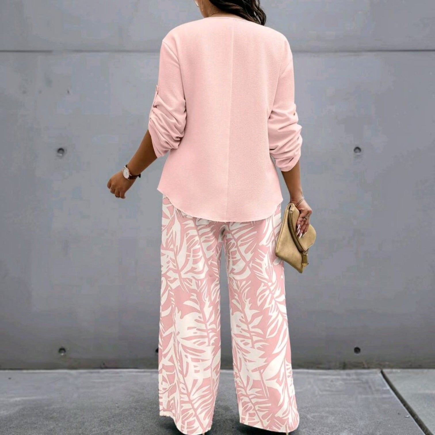Vista trasera del conjunto Ibravacr de dos piezas rosa con blusa de manga larga y pantalón ancho de estampado botánico.