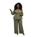 Mujer sonriente vistiendo conjunto Ibravacr de dos piezas verde oliva con blusa tipo blazer y pantalón de corte recto.