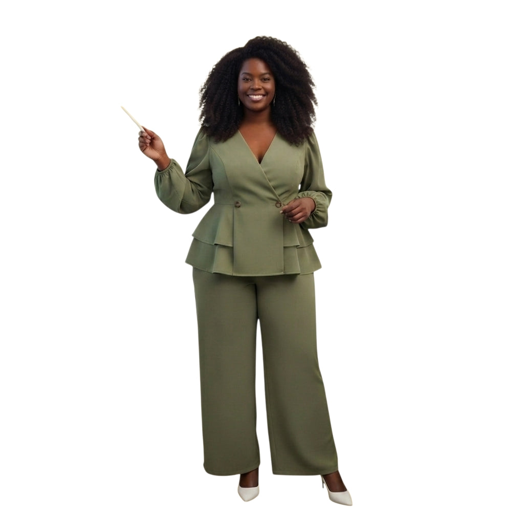 Mujer sonriente vistiendo conjunto Ibravacr de dos piezas verde oliva con blusa tipo blazer y pantalón de corte recto.