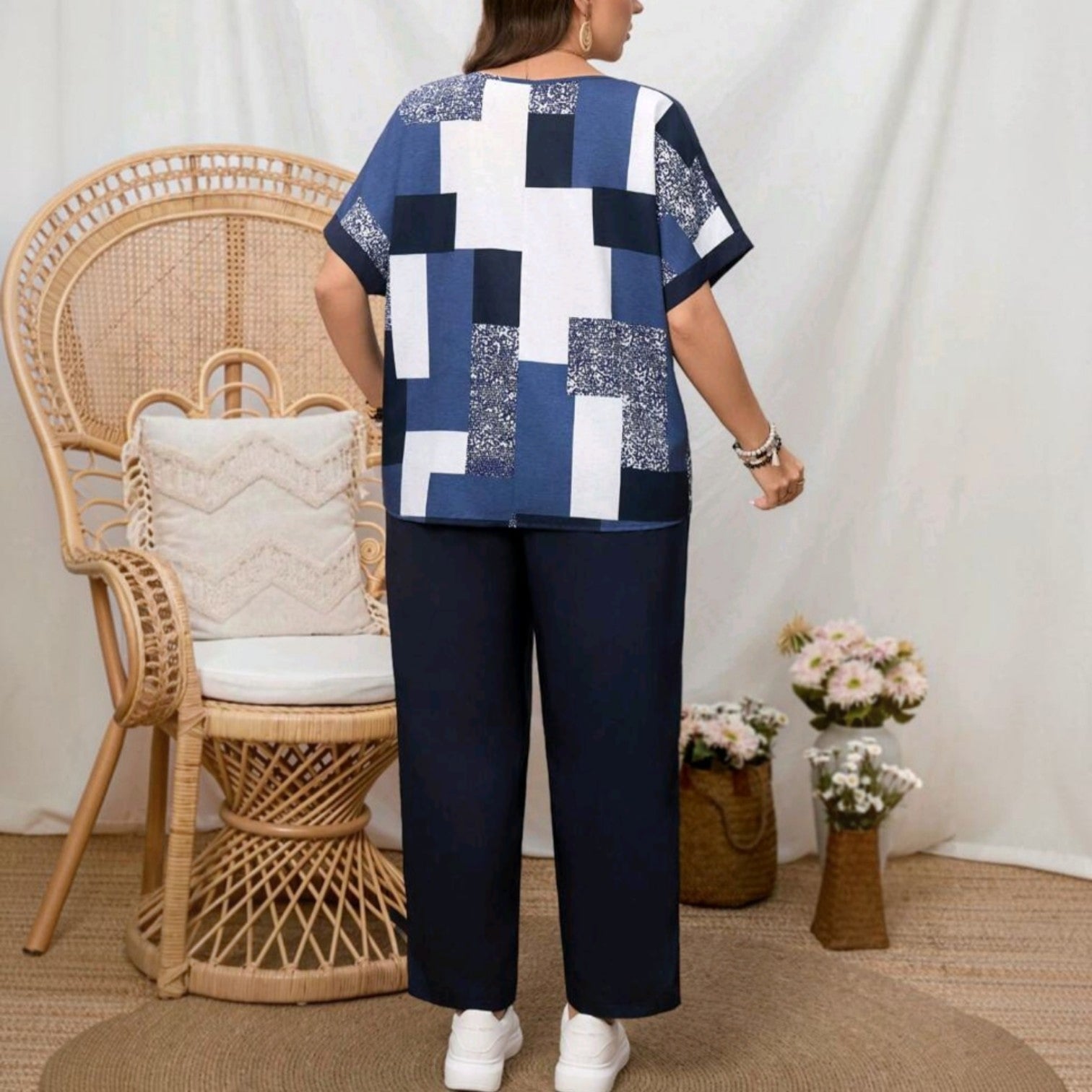 Conjunto Ibravacr de blusa con estampado geométrico azul y pantalón recto marino, visto desde la espalda.