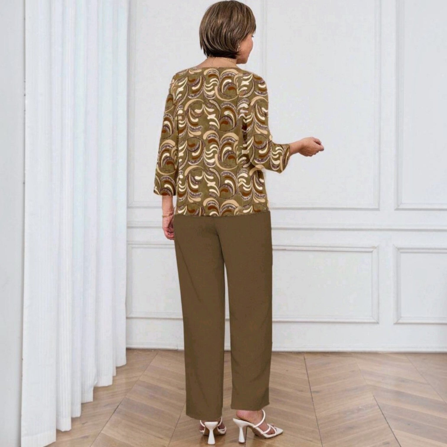 Conjunto Ibravacr de dos piezas con blusa de estampado geométrico en tonos tierra y pantalón formal verde oliva