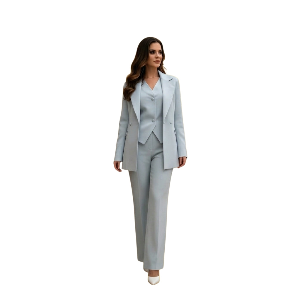 Modelo vistiendo un conjunto formal Ibravacr de tres piezas en azul claro con blazer, chaleco y pantalón recto.