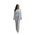 Modelo vistiendo un conjunto formal Ibravacr de tres piezas en azul claro con blazer, chaleco y pantalón recto.