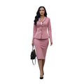 Modelo vistiendo conjunto formal Ibravacr rosa empolvado con blazer entallado y falda midi tipo lápiz para oficina.