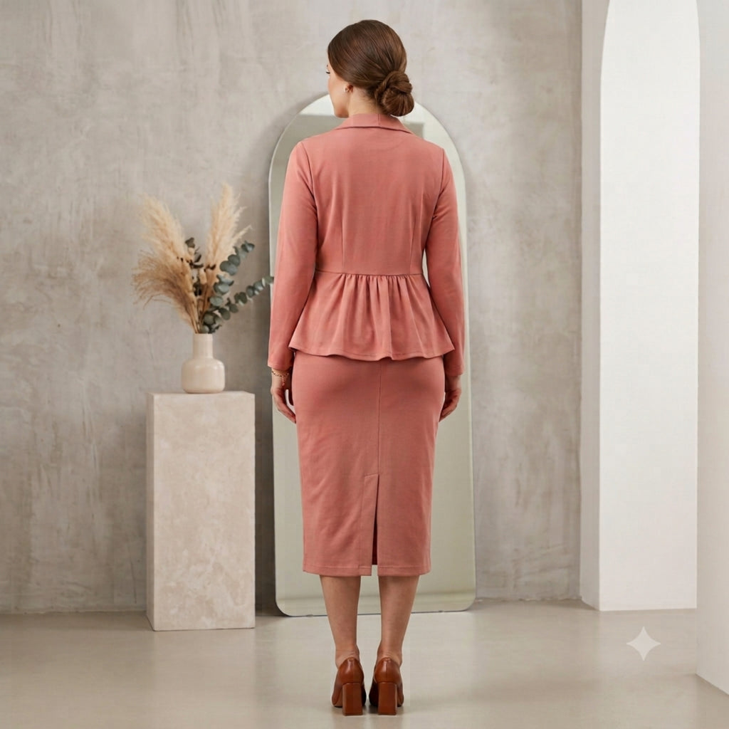 Conjunto formal Ibravacr rosa empolvado con blazer peplum y falda midi de corte lápiz visto desde la parte posterior.