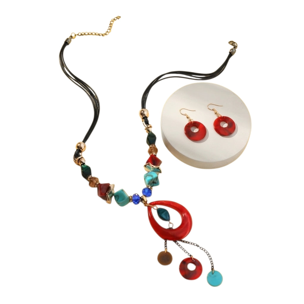 Conjunto de collar y aretes Ibravacr con cuentas de resina rojas y turquesas, dije orgánico y cordón negro moderno.
