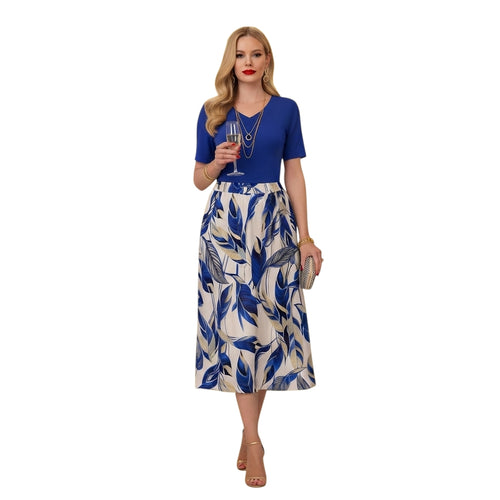Modelo vistiendo conjunto Ibravacr de blusa azul con cuello en V y falda midi fluida con estampado botánico en crema