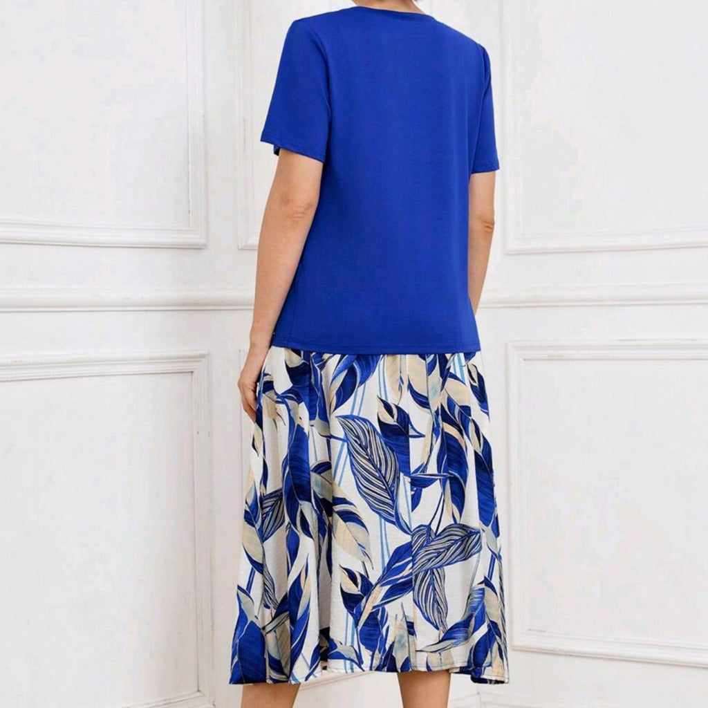 Vista trasera del conjunto Ibravacr de blusa azul de manga corta y falda midi con estampado botánico en azul y crema.