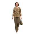 Mujer con conjunto Ibravacr de blusa estampada geométrica en tonos tierra y pantalón formal verde oliva recto