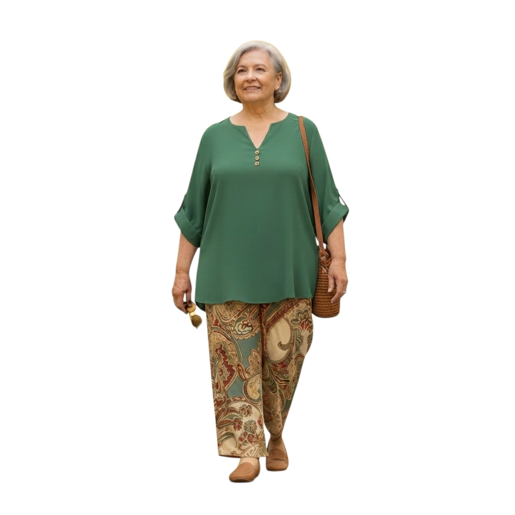 Mujer madura vistiendo conjunto Ibravacr de blusa verde bosque con botones y pantalón fluido estampado estilo paisley.