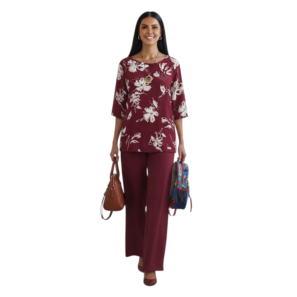 Modelo sonriente vistiendo conjunto Ibravacr de blusa color vino con estampado floral y pantalón recto a juego